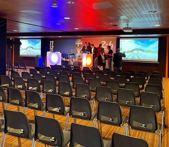 salle de congrès avec matériel de sonorisation