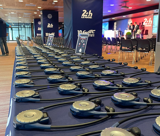 salle de congrès avec matériel de sonorisation