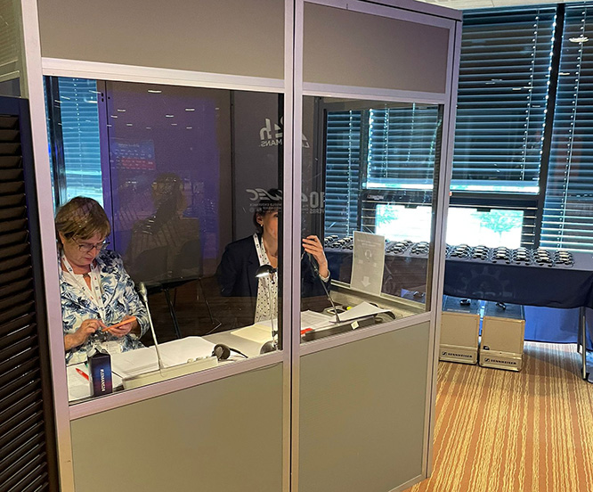 salle de congrès avec matériel de sonorisation