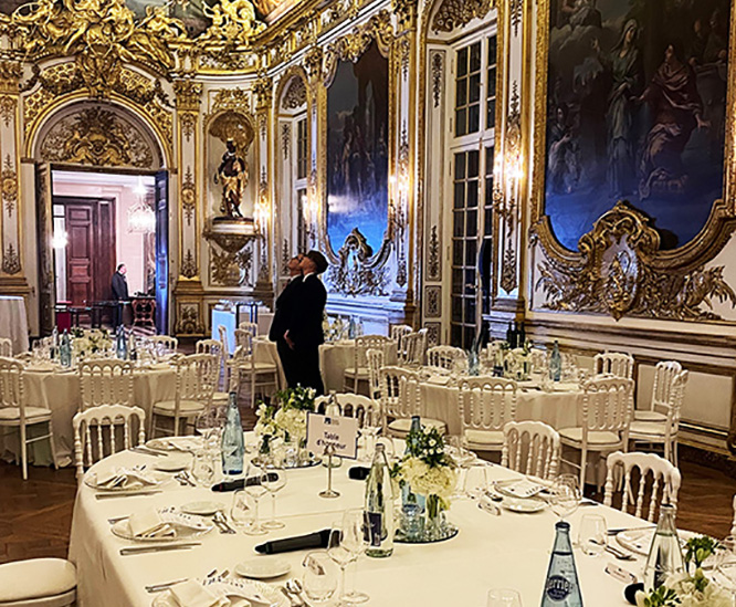 salle de congrès avec matériel de sonorisation