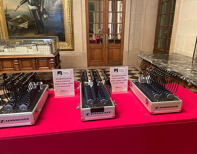 salle de congrès avec matériel de sonorisation