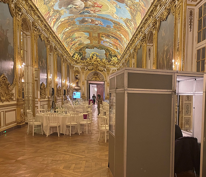 salle de congrès avec matériel de sonorisation
