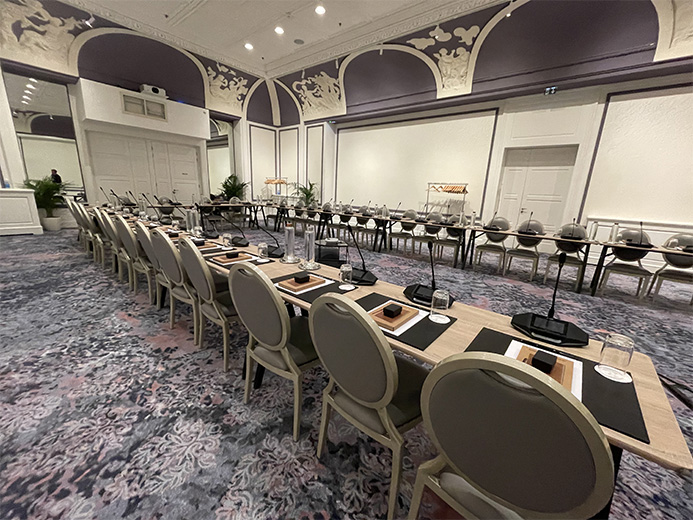 salle de congrès avec matériel de sonorisation