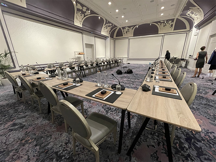 salle de congrès avec matériel de sonorisation