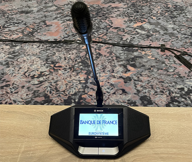 salle de congrès avec matériel de sonorisation