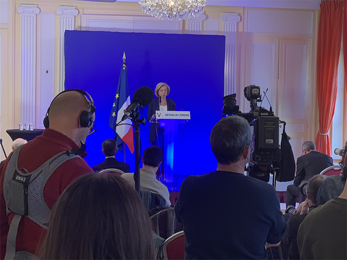 salle de congrès avec matériel de sonorisation