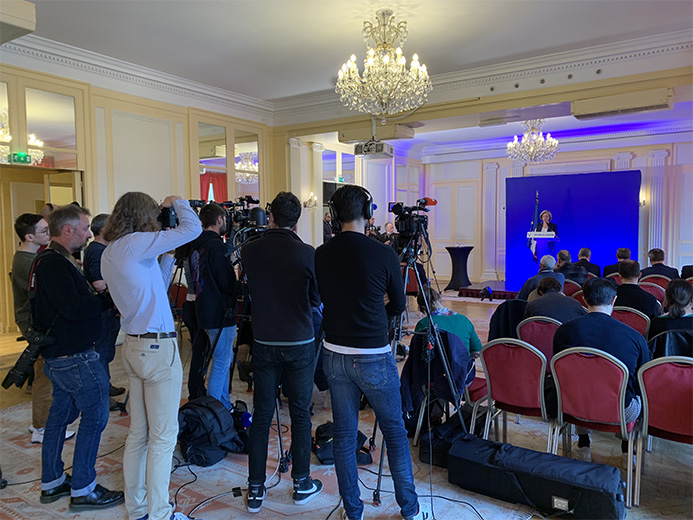 salle de congrès avec matériel de sonorisation