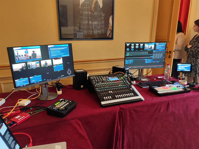 salle de congrès avec matériel de sonorisation