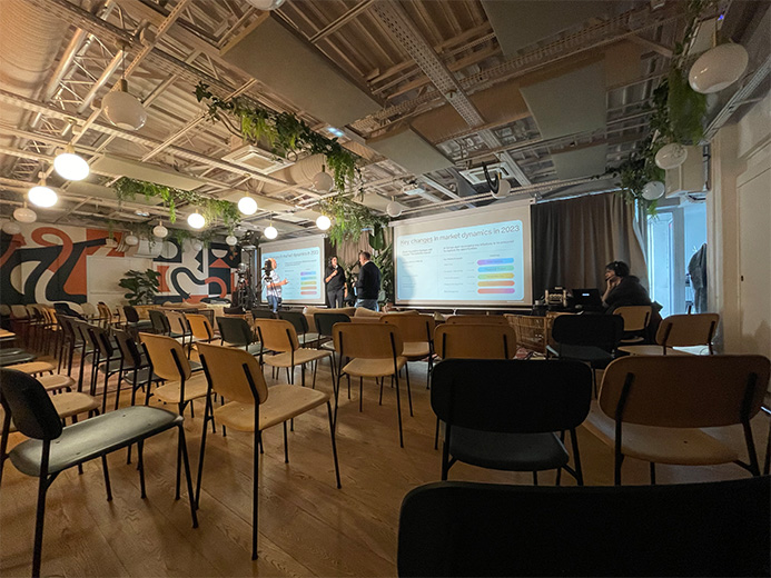 salle de congrès avec matériel de sonorisation