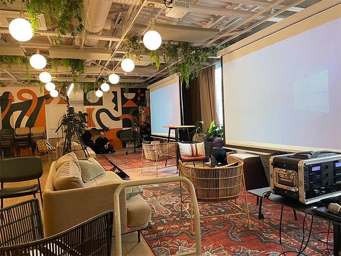 salle de congrès avec matériel de sonorisation