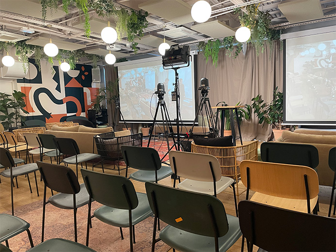 salle de congrès avec matériel de sonorisation