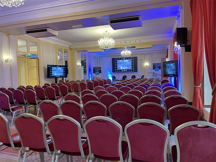 salle de congrès avec matériel de sonorisation