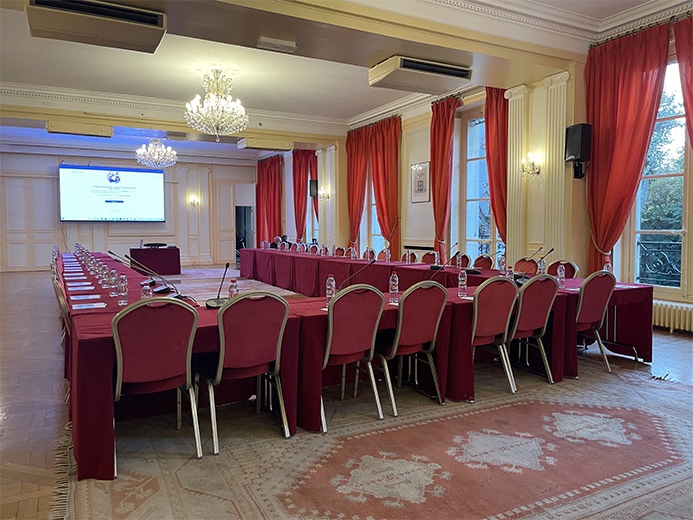 salle de congrès avec matériel de sonorisation