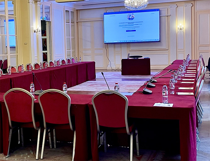 salle de congrès avec matériel de sonorisation